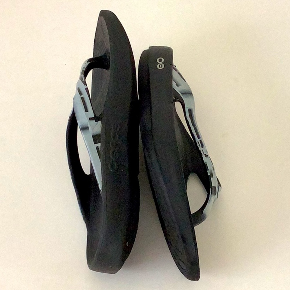 OOFOS Black and Gray Thong Flip Flops, Heavily Worn Preppy Beach Slippers Shower - Picture 5 of 8